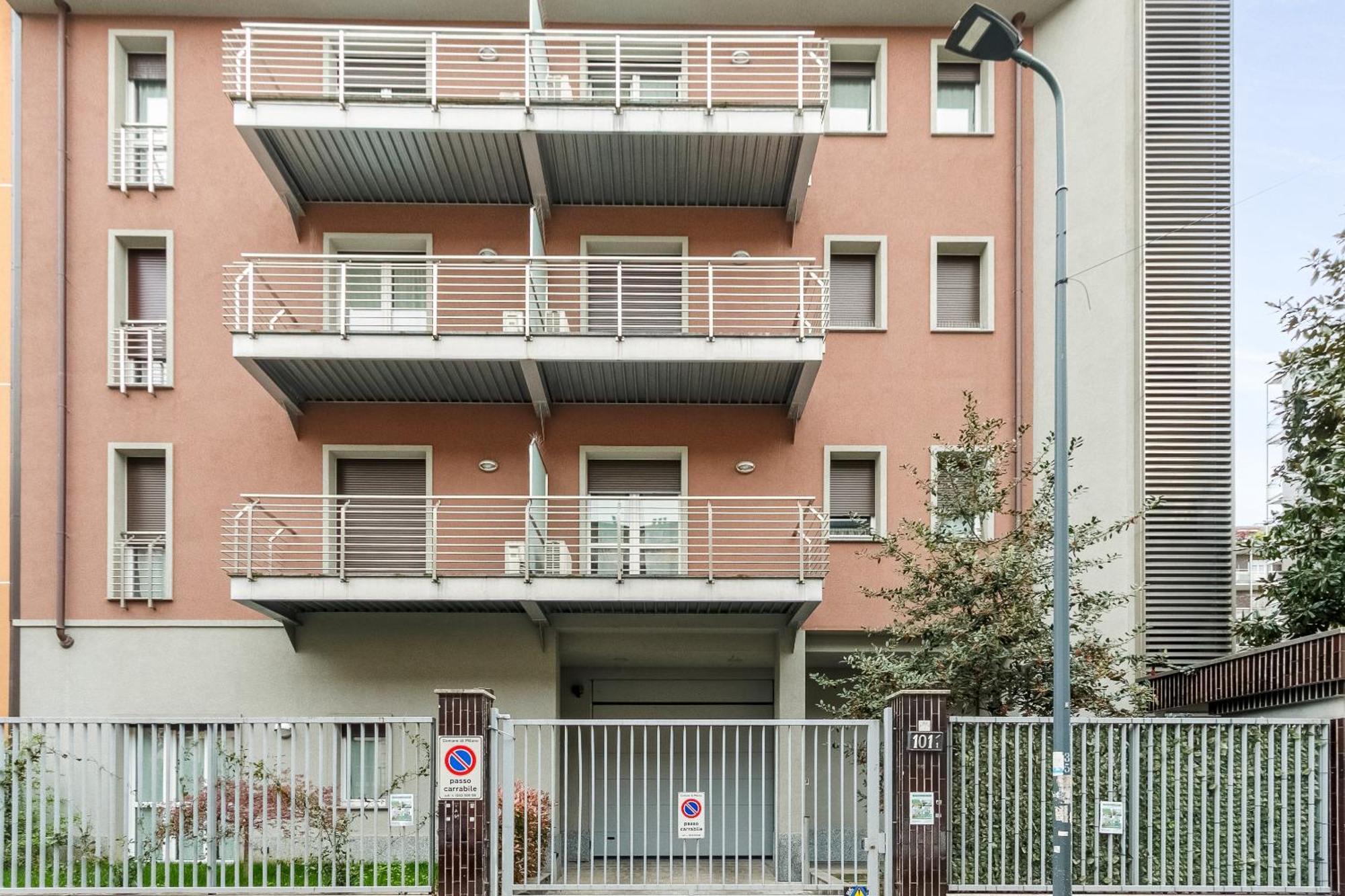 Rentopolis Apartments - Palazzo Candiani Milan Luaran gambar